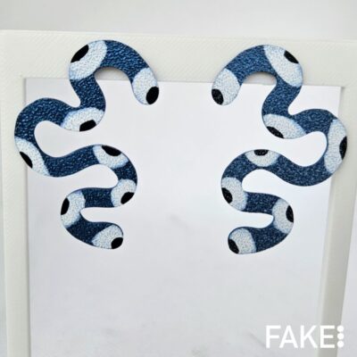 Pendientes iter meandro alien azul y negro